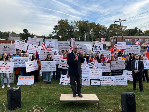 Asbarez's tweet photo. A coalition of Armenian, Jewish, Greek, and Kurdish Americans, gathered at PA Senate candidate @DrOz's headquarters to protest his refusal to recognize the Armenian Genocide and to call upon him to end his complicity in Turkey’s intl. campaign of denial. https://t.co/zr0lKqnze7 https://t.co/piAE2NFQCH