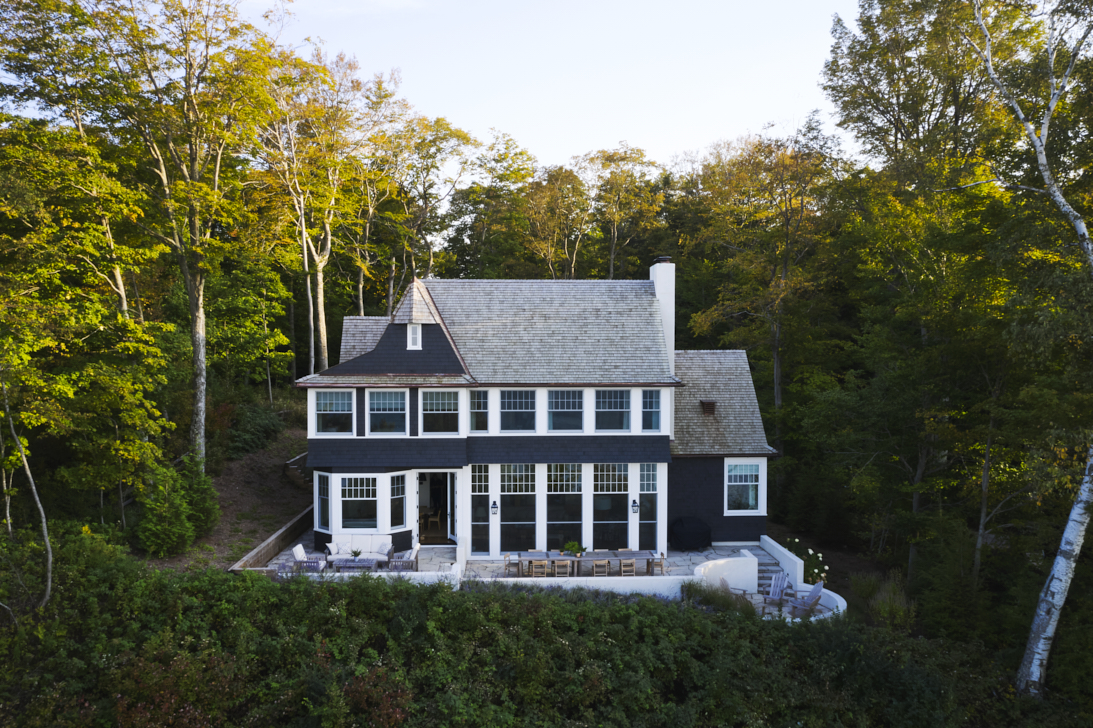 helloprgroup's tweet photo. Read "This Lake Michigan Lake Home Plays To All Your Childhood Dreams" on @luxemagazine to see the dark-shingled east coast cottage-like home by Hello Clients @ikekligermanbarkley and @ikb_west​​​​​​​​​​​​​​​​​​Architecture: @ikekligermanbarkley @ikb_west
Interior Design: @ikekli https://t.co/yGRVZhmEZE