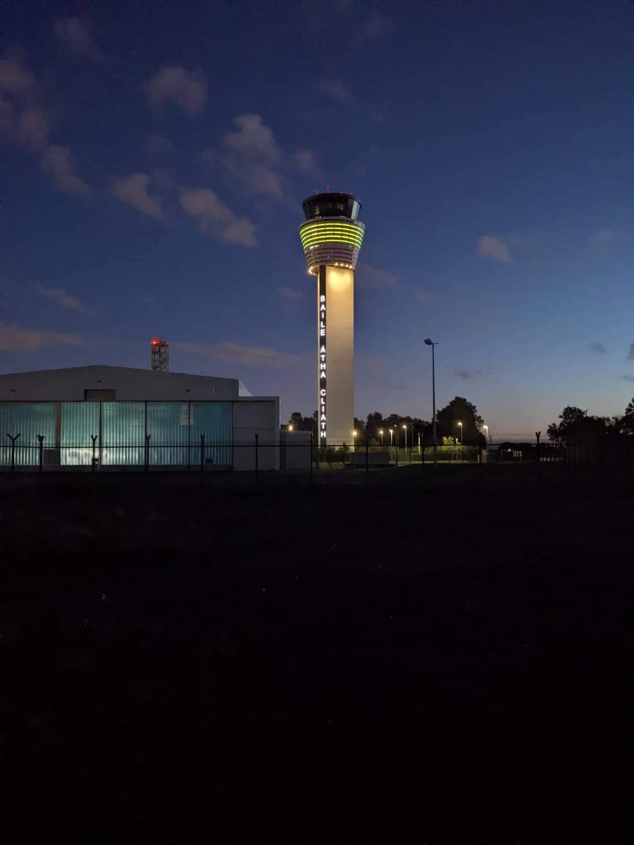 Delighted to see <a href="/IAApress/">IAA</a> lighting up Dublin Air Traffic Control Tower ✈️ for #DLDday 2022 raising awareness for #DevLangDis 💜💛🌻