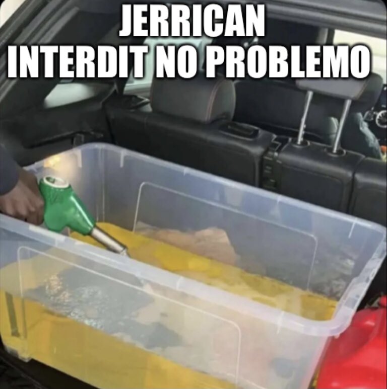 brutaltormentor's tweet photo. #penuriedecarburant #jerrican #Gasoil #essence #sp98 #sp95 https://t.co/WIxKcDuZ44