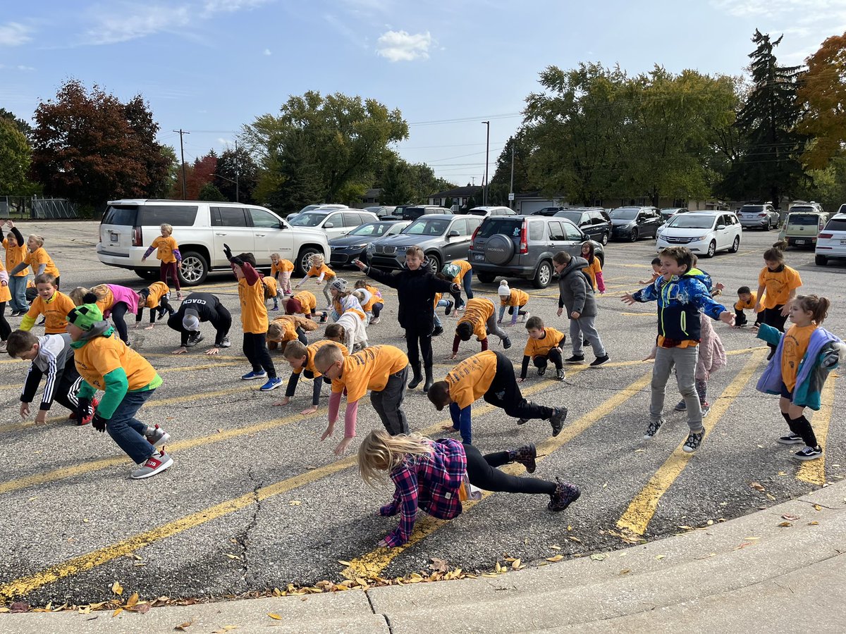 RobyJulie's tweet photo. 2nd grade is warmed up by Fit Body Boot Camp and ready to walk! https://t.co/4aYokS5h0i