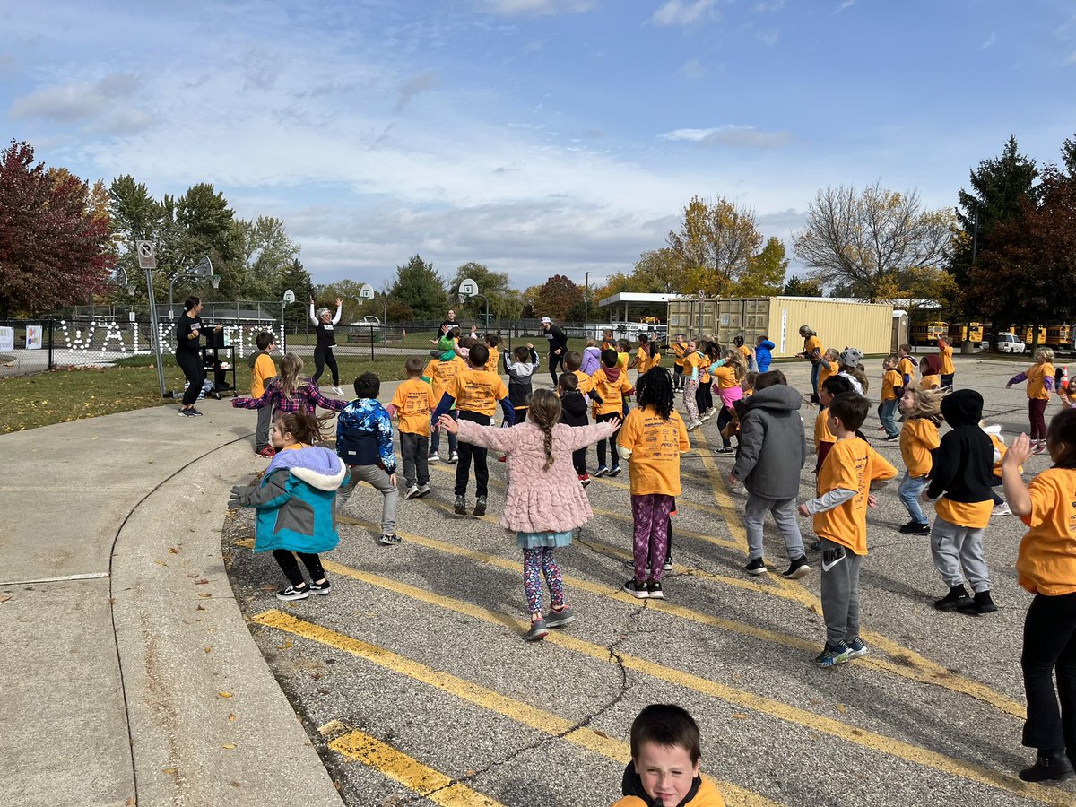 RobyJulie's tweet photo. 2nd grade is warmed up by Fit Body Boot Camp and ready to walk! https://t.co/4aYokS5h0i