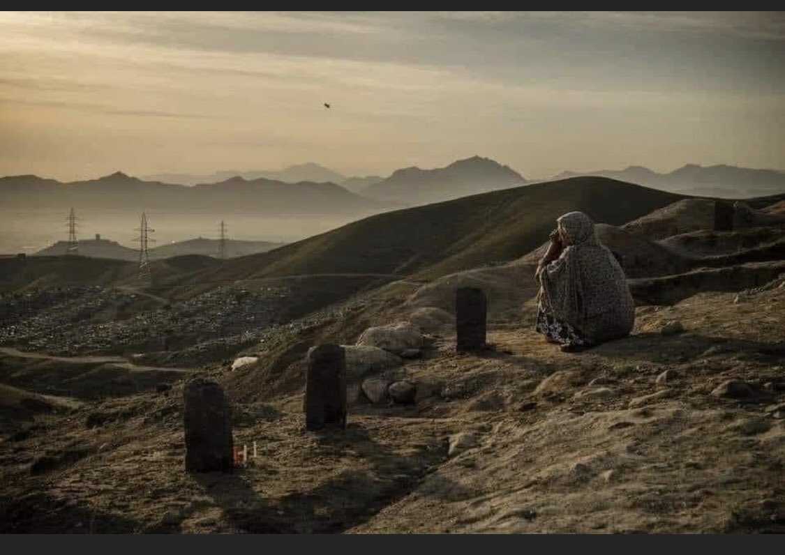 kabulsky's tweet photo. چه خلوت مادرانه ای..!
شاید میگوید : بیدار شو‌ ! دخترم ! 
مدرسه ات دیر نشود..! 😢
#StopHazaraGenocide https://t.co/052thBTBbW