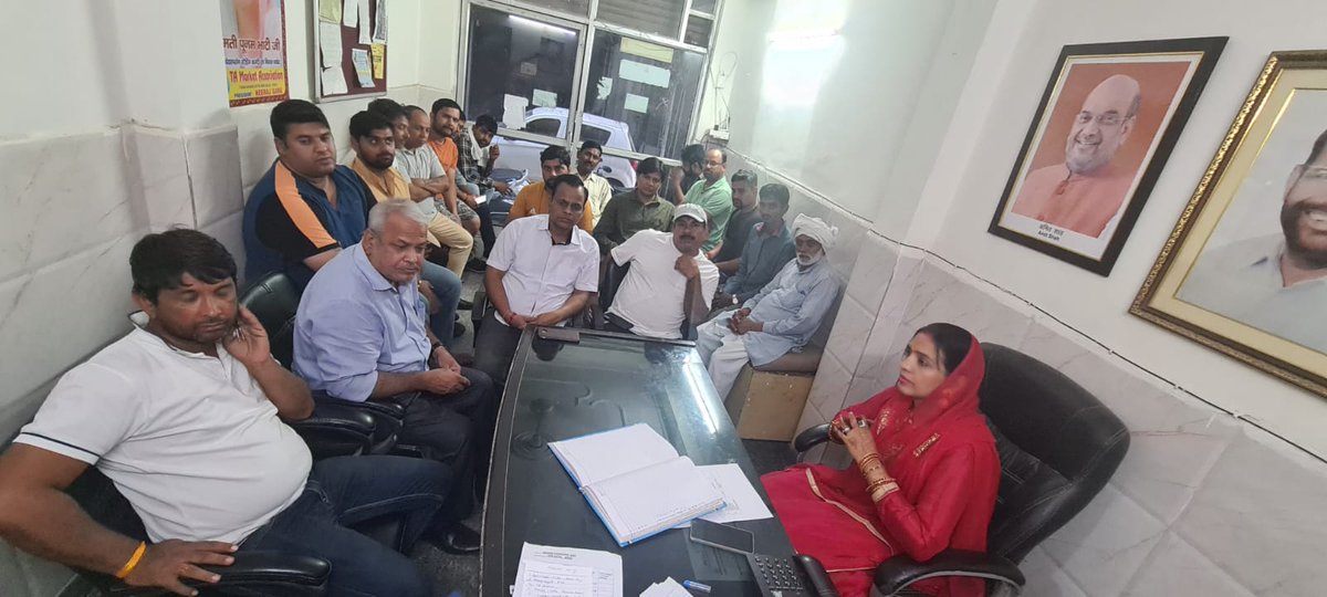 poonambhatibjp's tweet photo. पार्षद कार्यालय, तुग़लकाबाद विस्तार में रामलीला मैदान में होने वाले पंच परमेश्वर सम्मेलन, जिसमें मा. राष्ट्रीय अध्यक्ष श्री @JPNadda जी का मार्गदर्शन प्राप्त होगा,के निमित्त सभी बस्ती प्रमुखों के साथ बैठक कर आवश्यक तैयारियों के बारे में चर्चा कर योजना बनाई एवं जिम्मेदारियां बांटी https://t.co/pvvUvWrPdZ