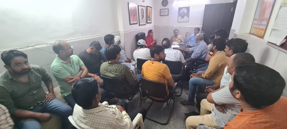 poonambhatibjp's tweet photo. पार्षद कार्यालय, तुग़लकाबाद विस्तार में रामलीला मैदान में होने वाले पंच परमेश्वर सम्मेलन, जिसमें मा. राष्ट्रीय अध्यक्ष श्री @JPNadda जी का मार्गदर्शन प्राप्त होगा,के निमित्त सभी बस्ती प्रमुखों के साथ बैठक कर आवश्यक तैयारियों के बारे में चर्चा कर योजना बनाई एवं जिम्मेदारियां बांटी https://t.co/pvvUvWrPdZ