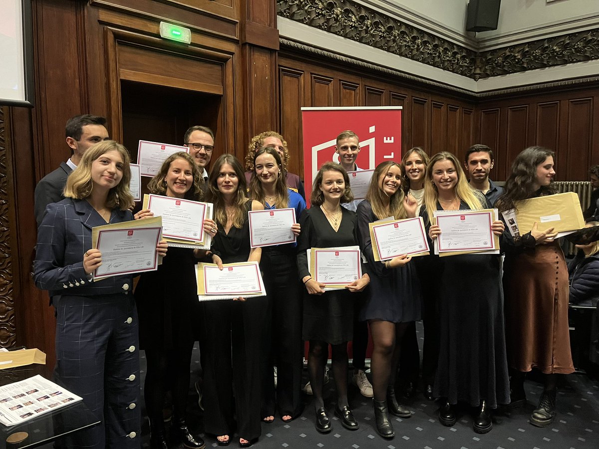 ESJLille's tweet photo. C’est au tour des étudiant(e)s des spé journalisme numérique et journalisme d’investigation, accompagné(e)s par leur mentor @dbrunon. C’est ainsi que se clôture cette remise des diplômes. Place maintenant à la fête ! 🥳 https://t.co/gYYW8Ex043