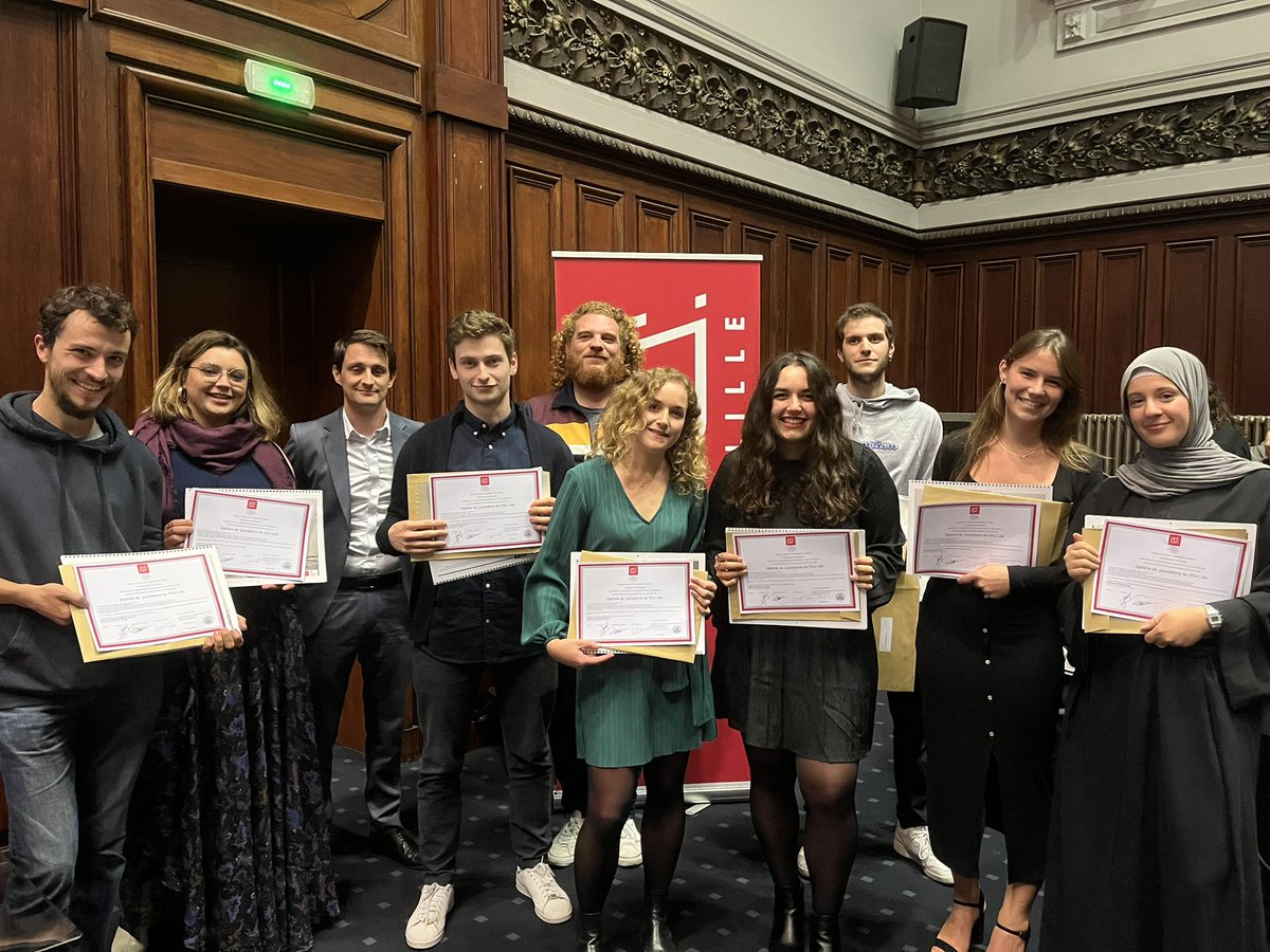 ESJLille's tweet photo. C’est au tour des étudiant(e)s des spé journalisme numérique et journalisme d’investigation, accompagné(e)s par leur mentor @dbrunon. C’est ainsi que se clôture cette remise des diplômes. Place maintenant à la fête ! 🥳 https://t.co/gYYW8Ex043