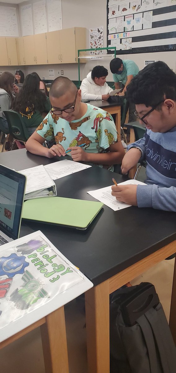 karen_h73's tweet photo. Prepping and taking part in Biology Jigsaw Activity about Prokaryotic and Eukaryotic Cell types! Great way to become an expert on a topic and the share that expert knowledge with a partner! Thanks Mrs. Juarez! @SummitHS_Bears #biologyrocks #weareSC #jigsawactivity https://t.co/cYi29FqhKu