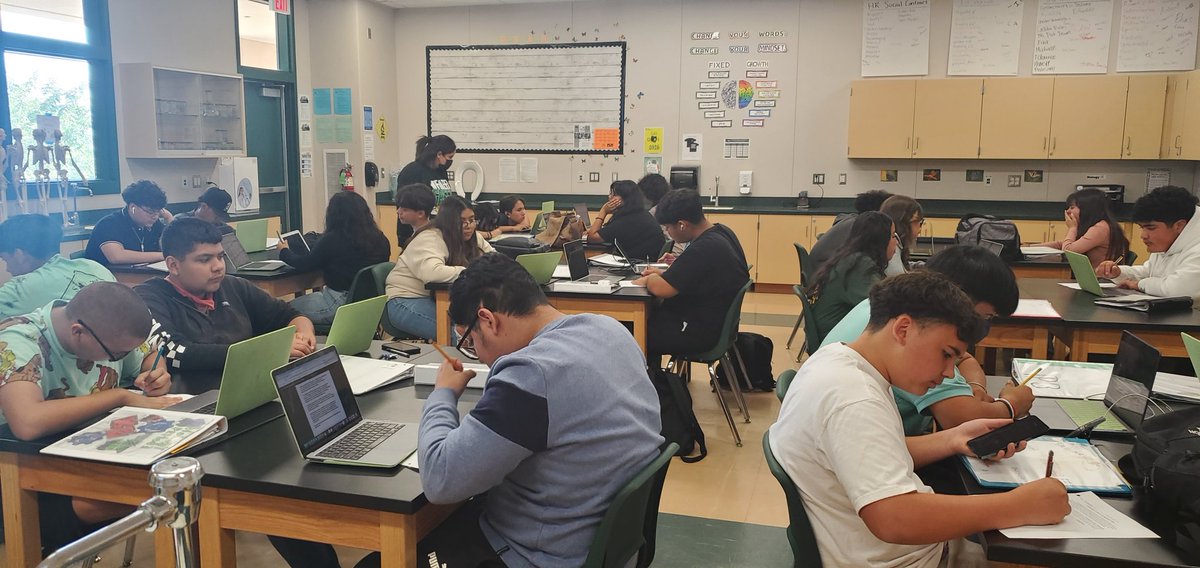 karen_h73's tweet photo. Prepping and taking part in Biology Jigsaw Activity about Prokaryotic and Eukaryotic Cell types! Great way to become an expert on a topic and the share that expert knowledge with a partner! Thanks Mrs. Juarez! @SummitHS_Bears #biologyrocks #weareSC #jigsawactivity https://t.co/cYi29FqhKu