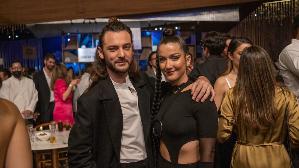 RobbReportEnEs's tweet photo. #AmexPlatinum presentó un nuevo nivel de estilo de vida en un evento insuperable. Una noche de gastronomía, coctelería de autor y @jungle4eva en concierto privado. Así vivimos el nuevo concepto de lujo, con lo extraordinario como la constante https://t.co/rSuuFB8M6n