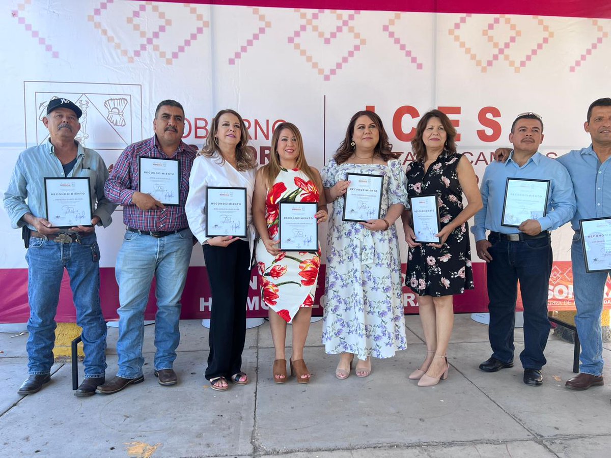 JuntaCaminosES's tweet photo. El día de hoy el Dir. Gen. Eduardo A. Pacheco G. acompañado por Dir. de la #JCES y representantes del SUTSPES; entregan reconocimientos a personal de dependencia, por antigüedad de 15, 20, 25 y 30 años laborados, como parte de celebración del #DiaDelCaminero #TirraDeOportunidades https://t.co/LY5qV8M2rY