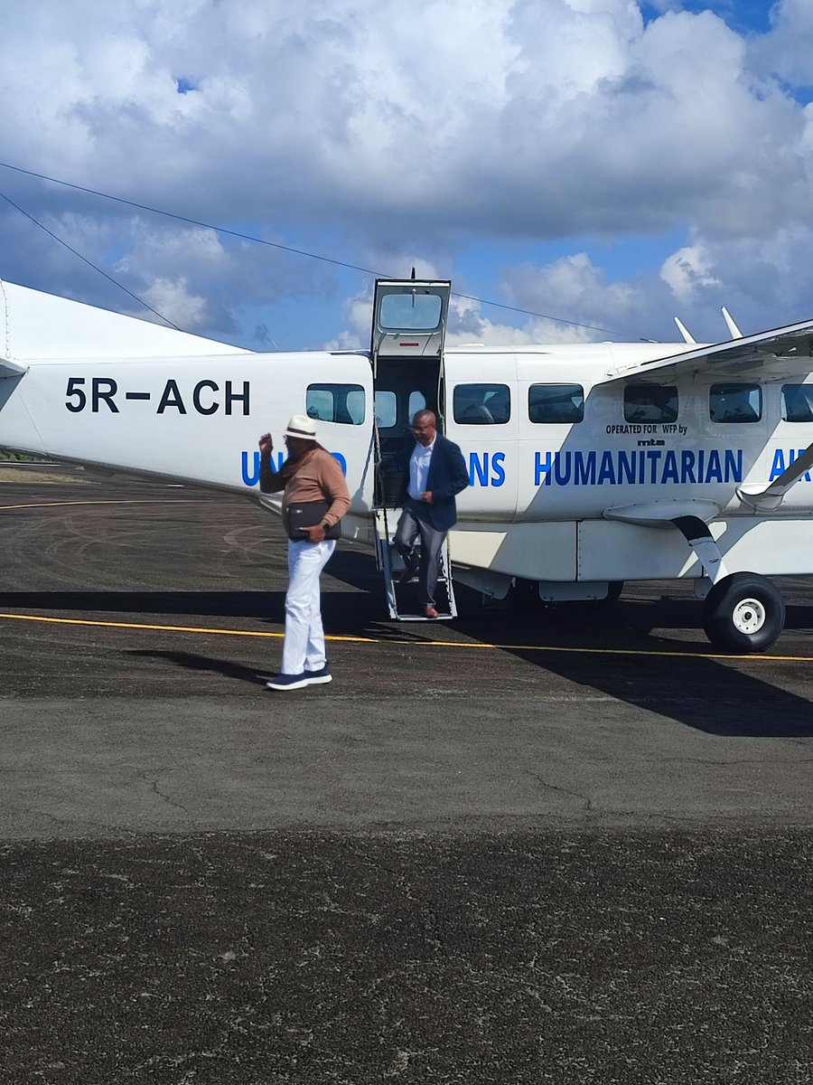 UNMadagascar's tweet photo. #JIRRC à Manjary. @UNMadagascar  avec @IssaSanogoUN  @Undpmadagascar @UNICEFMada @UNFPAMadagascar @FAOMadagascar @PamMadagascar . en appui au Gouvernement sur place. Présence du Ministère de l'Intérieur et le Vice Président du sénat.  Accueil chaleureux des autorités locales. https://t.co/6Zu87xc5Av