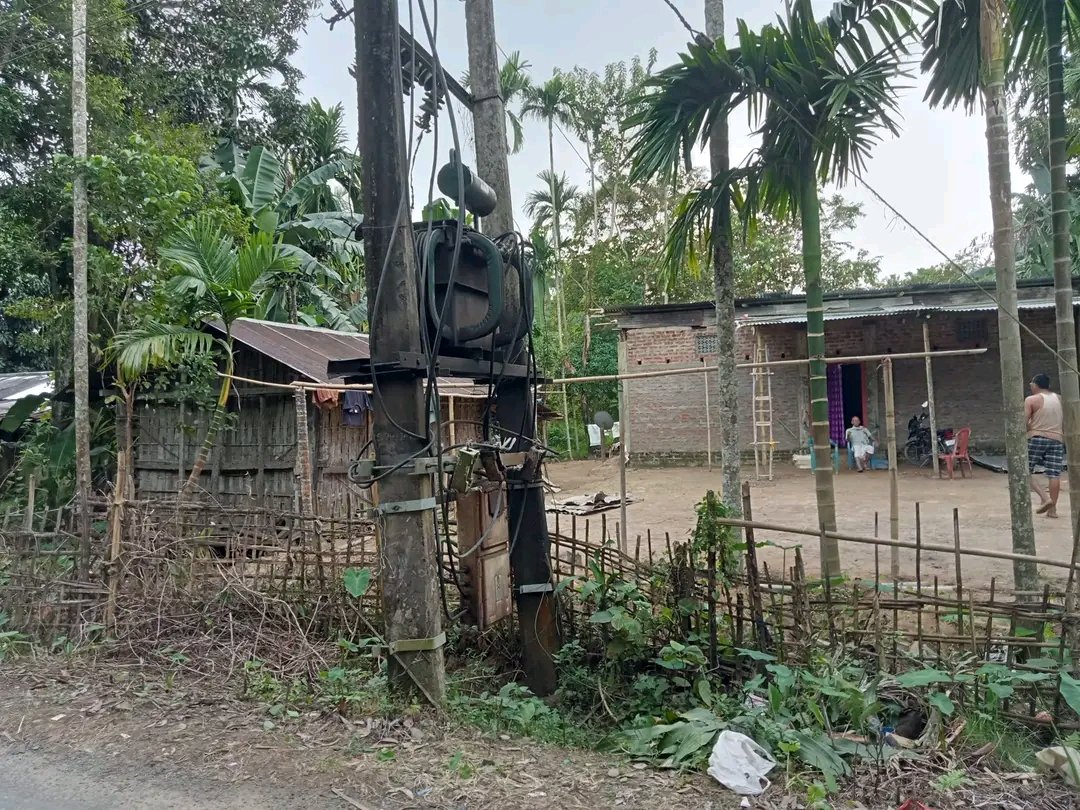 Pankajb23049549's tweet photo. @Pankajb23049549
The transformer in Dikchu Kakati village has become a death fund. Many or appeals to the Amguri electricity sub-division have not yielded results. The transformer has injured a good number of cattle, #DC SIBASAGR #CM ASSAM #Prodip hazorika #Amguri https://t.co/CvQ7Zsf1Y6