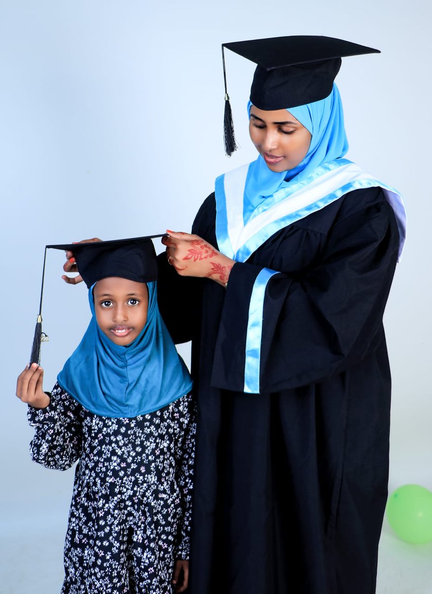 Amuun2017's tweet photo. 10- 10- 2022
Alxmdlillaah 
It is a happy day for me as I graduated from the university, I have achieved one of the goals of life,It is a great pleasure to have my daughter Adna Arwax attend my graduation ceremony.
Thank you so much my husband for your support and advice.@qayd2012 https://t.co/msDmNLFj2C