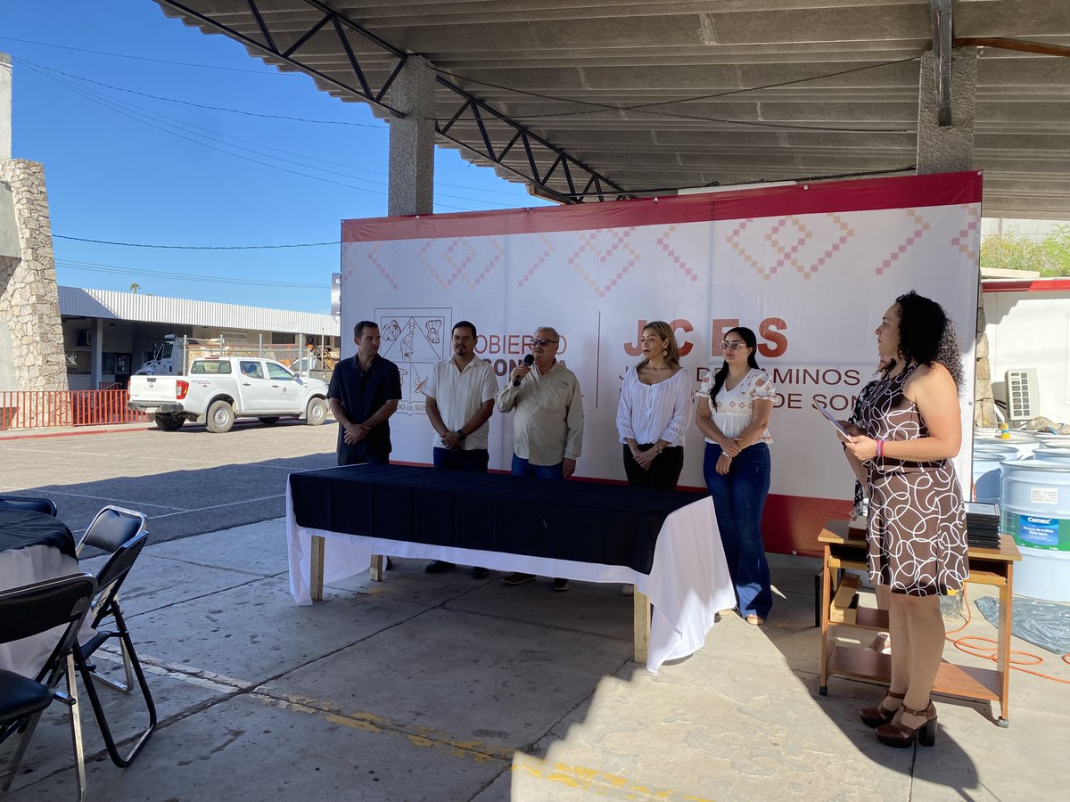 JuntaCaminosES's tweet photo. El día de hoy el Dir. Gen. Eduardo A. Pacheco G. acompañado por Dir. de la #JCES y representantes del SUTSPES; entregan reconocimientos a personal de dependencia, por antigüedad de 15, 20, 25 y 30 años laborados, como parte de celebración del #DiaDelCaminero #TirraDeOportunidades https://t.co/LY5qV8M2rY