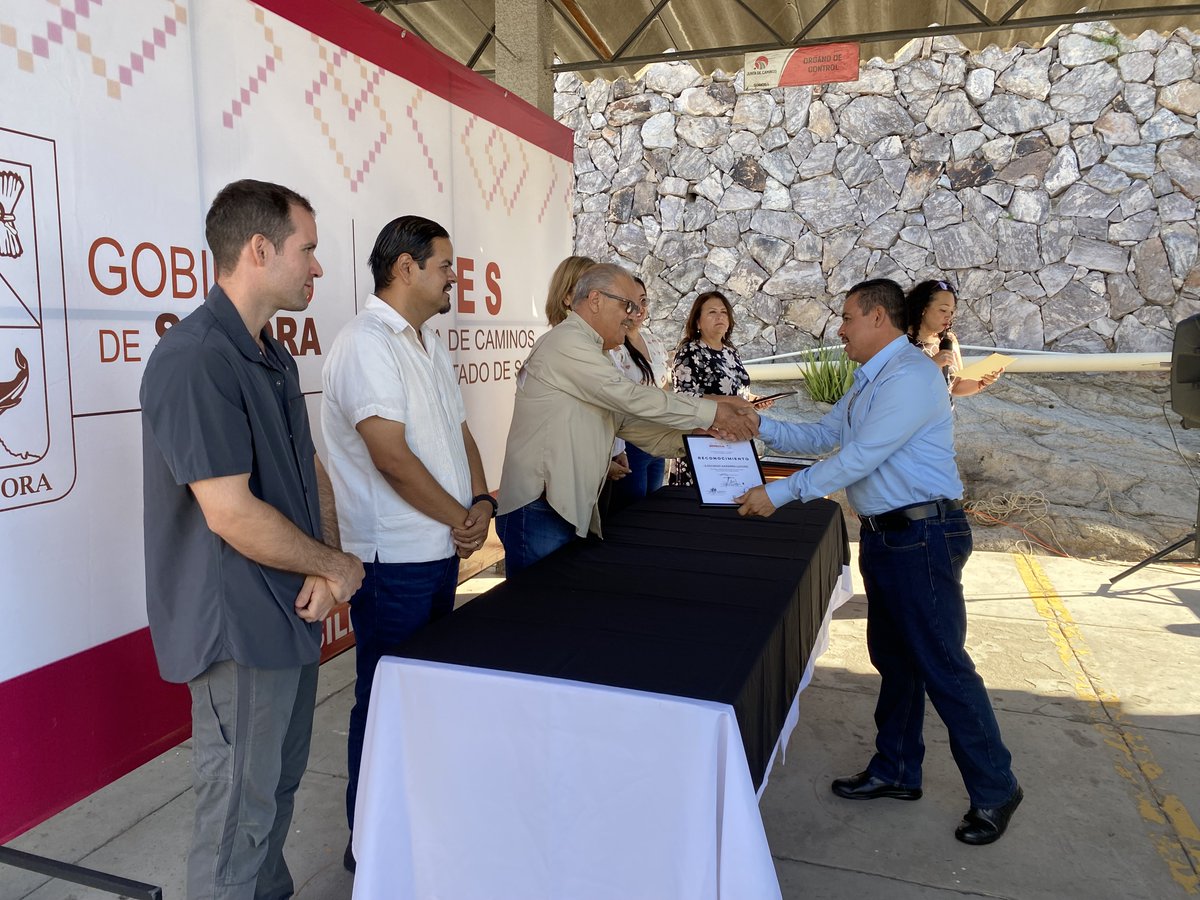 JuntaCaminosES's tweet photo. El día de hoy el Dir. Gen. Eduardo A. Pacheco G. acompañado por Dir. de la #JCES y representantes del SUTSPES; entregan reconocimientos a personal de dependencia, por antigüedad de 15, 20, 25 y 30 años laborados, como parte de celebración del #DiaDelCaminero #TirraDeOportunidades https://t.co/LY5qV8M2rY