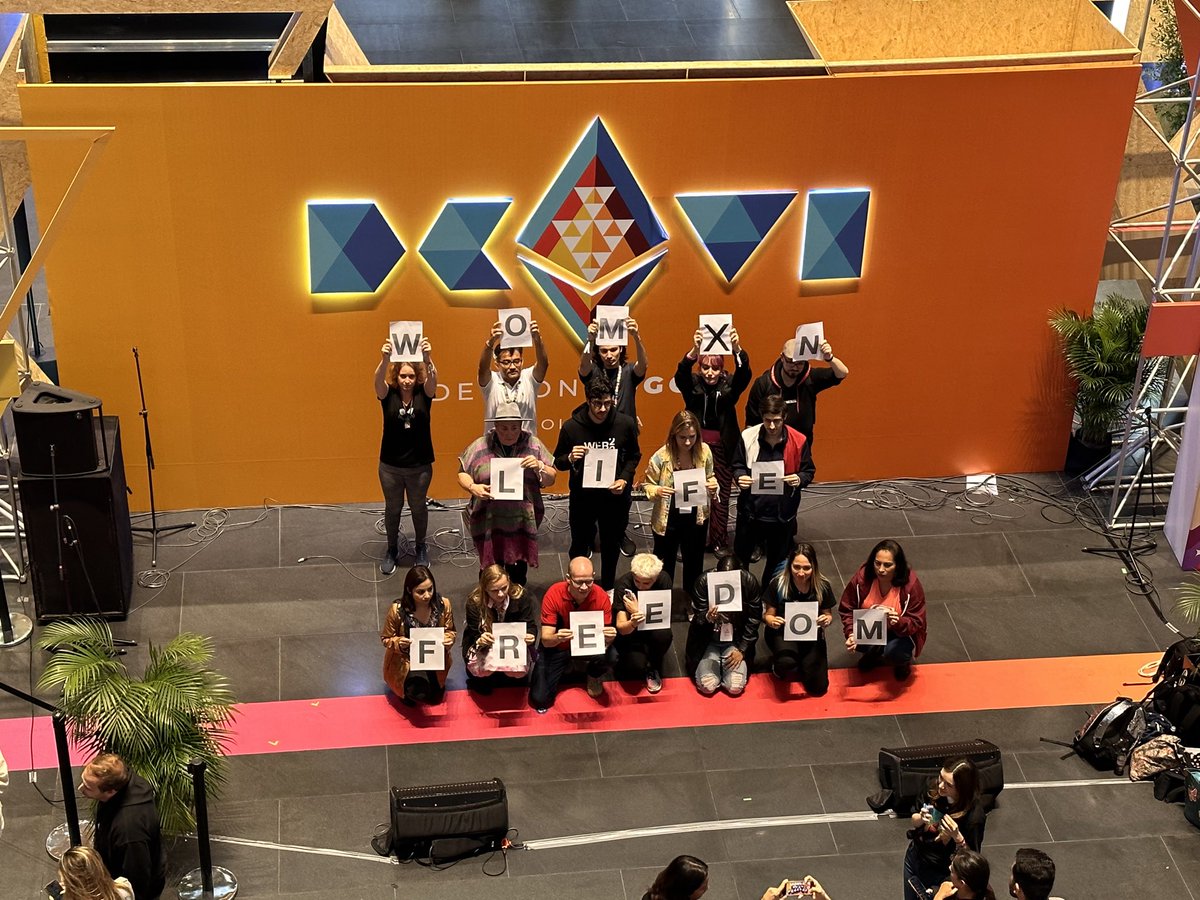 sbetamc's tweet image. Woman, Life, Freedom! 

#zan_zendegi_azadi 
#DevconVI 
🇮🇷 ✌️