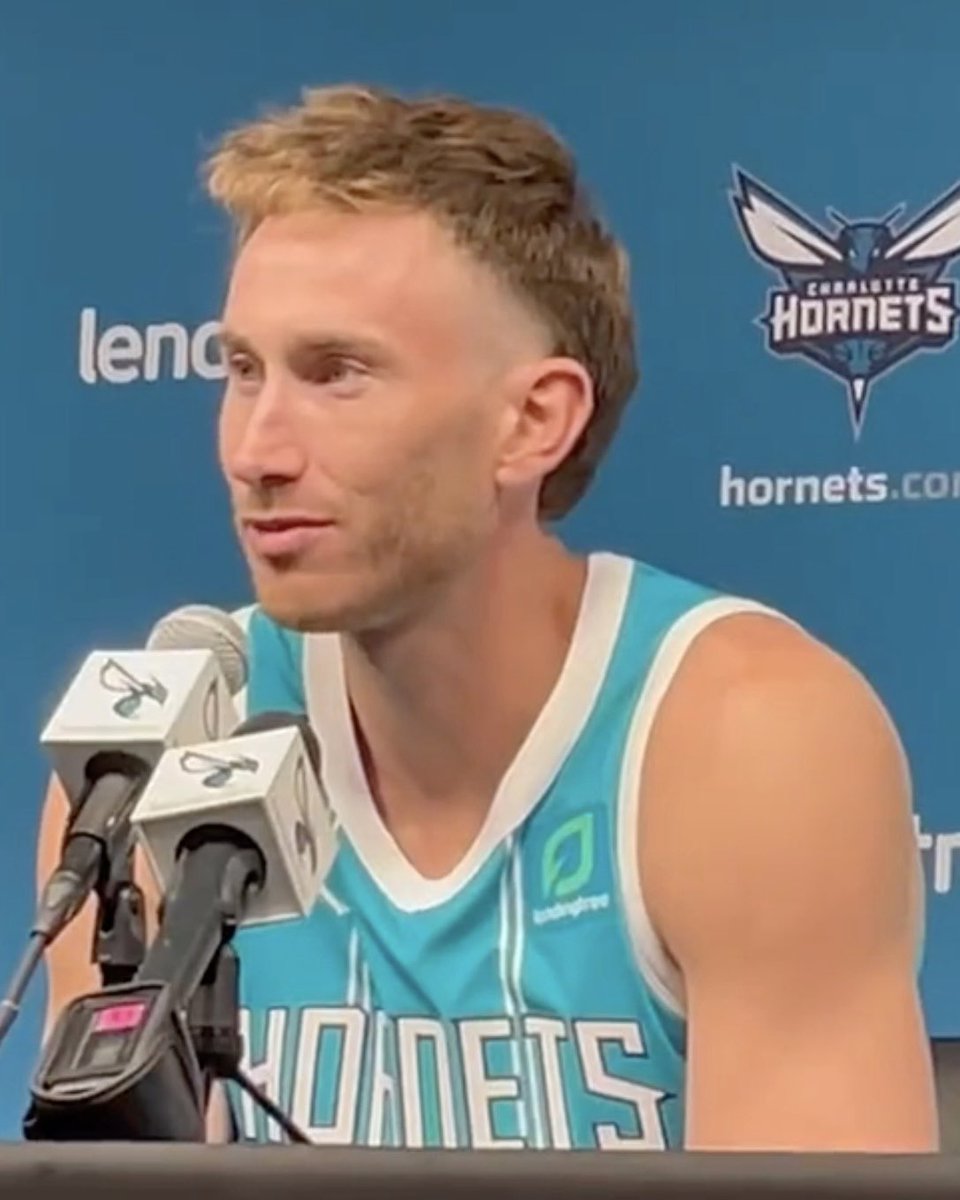 BleacherReport's tweet photo. Gordon Hayward showing off the new cut💈 https://t.co/5UujPo4rNg