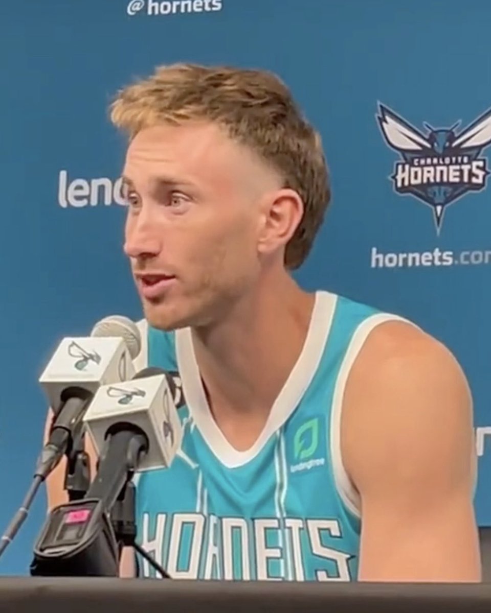 BleacherReport's tweet photo. Gordon Hayward showing off the new cut💈 https://t.co/5UujPo4rNg