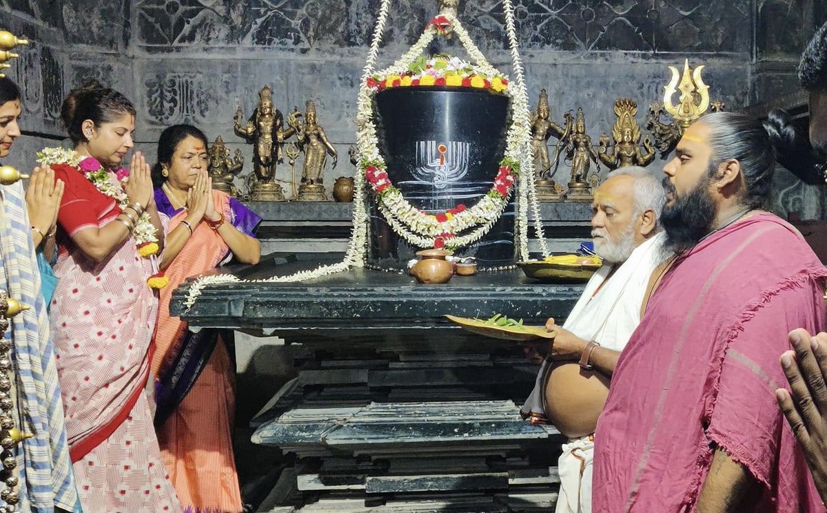 SudhaRani_Gundu's tweet photo. ముఖ్యమంత్రి కార్యదర్శి శ్రీమతి.@SmitaSabharwal IAS మరియు ముఖ్యమంత్రి OSD శ్రీమతి.ప్రియాంక వర్గీస్ IAS గార్లు ఈరోజు వరంగల్ పర్యటనలో భాగంగా @Collector_HNK, @MC_GWMC కమిషనర్ గార్లతో కలిసి #వేయిస్తంభాల దేవాలయానికి వెళ్లి స్వామి వారిని దర్శించుకుని ప్రత్యేక పూజలు నిర్వహించడం జరిగింది. https://t.co/1WuAZn9shC