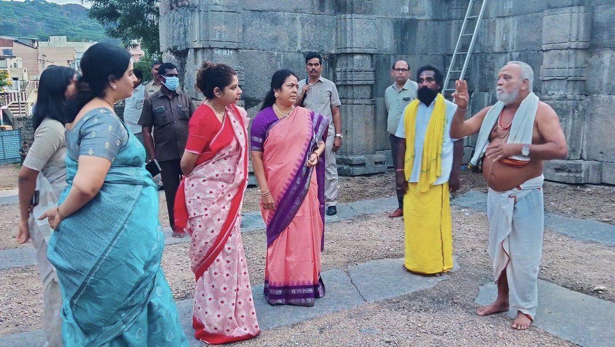 SudhaRani_Gundu's tweet photo. ముఖ్యమంత్రి కార్యదర్శి శ్రీమతి.@SmitaSabharwal IAS మరియు ముఖ్యమంత్రి OSD శ్రీమతి.ప్రియాంక వర్గీస్ IAS గార్లు ఈరోజు వరంగల్ పర్యటనలో భాగంగా @Collector_HNK, @MC_GWMC కమిషనర్ గార్లతో కలిసి #వేయిస్తంభాల దేవాలయానికి వెళ్లి స్వామి వారిని దర్శించుకుని ప్రత్యేక పూజలు నిర్వహించడం జరిగింది. https://t.co/1WuAZn9shC