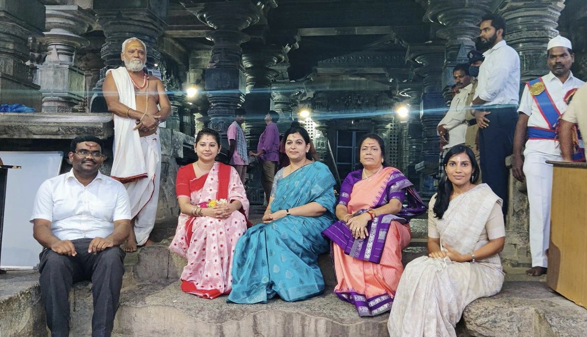 SudhaRani_Gundu's tweet photo. ముఖ్యమంత్రి కార్యదర్శి శ్రీమతి.@SmitaSabharwal IAS మరియు ముఖ్యమంత్రి OSD శ్రీమతి.ప్రియాంక వర్గీస్ IAS గార్లు ఈరోజు వరంగల్ పర్యటనలో భాగంగా @Collector_HNK, @MC_GWMC కమిషనర్ గార్లతో కలిసి #వేయిస్తంభాల దేవాలయానికి వెళ్లి స్వామి వారిని దర్శించుకుని ప్రత్యేక పూజలు నిర్వహించడం జరిగింది. https://t.co/1WuAZn9shC