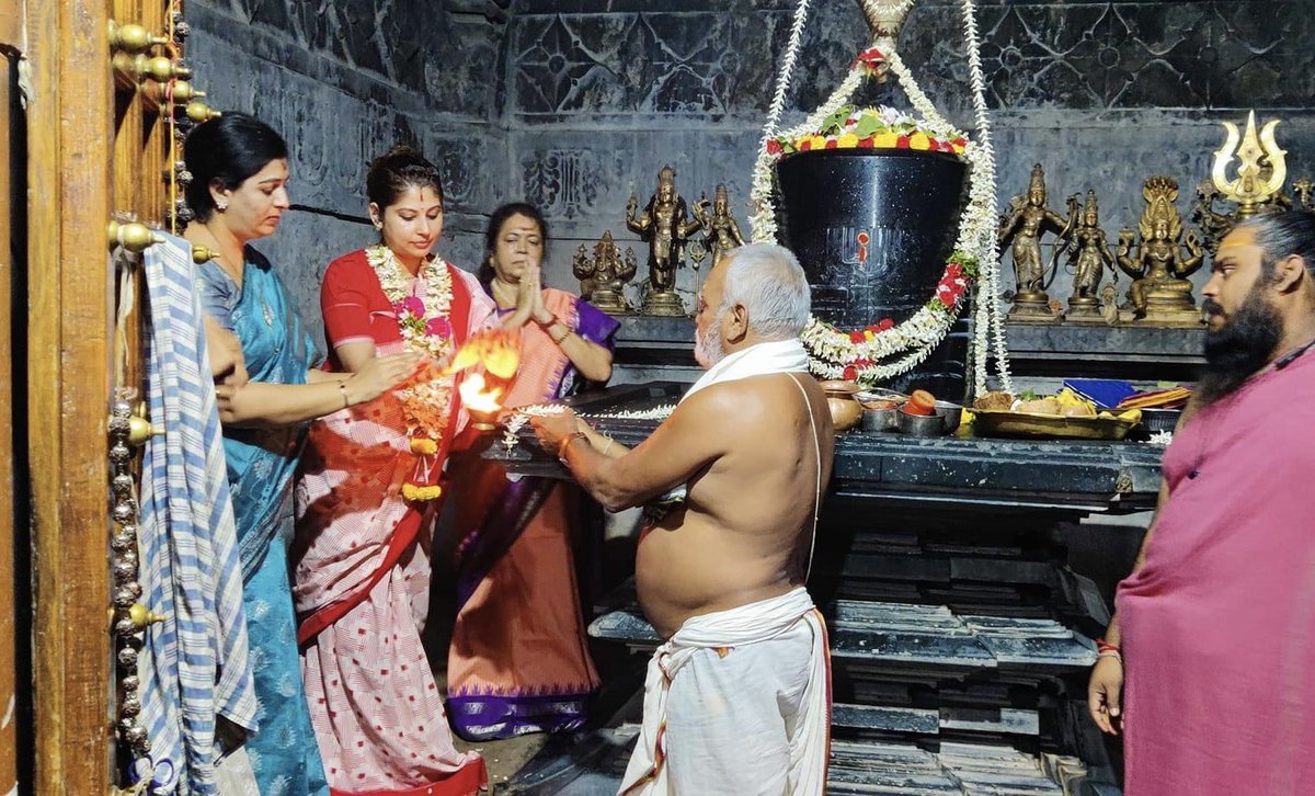 SudhaRani_Gundu's tweet photo. ముఖ్యమంత్రి కార్యదర్శి శ్రీమతి.@SmitaSabharwal IAS మరియు ముఖ్యమంత్రి OSD శ్రీమతి.ప్రియాంక వర్గీస్ IAS గార్లు ఈరోజు వరంగల్ పర్యటనలో భాగంగా @Collector_HNK, @MC_GWMC కమిషనర్ గార్లతో కలిసి #వేయిస్తంభాల దేవాలయానికి వెళ్లి స్వామి వారిని దర్శించుకుని ప్రత్యేక పూజలు నిర్వహించడం జరిగింది. https://t.co/1WuAZn9shC