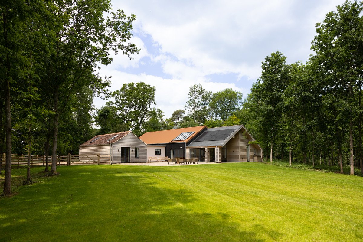 AccessibleHols1's tweet photo. New! Missy’s House near #Rutland is a large luxury property sleeping 10 with spectacular open-plan living space with floor-to-ceiling bi-fold doors, an accessible kitchen, and 3 wet-rooms. The dog-friendly house is set on the edge of a 70-acre wood 😊
https://t.co/xp2uuszoWU https://t.co/PYLXR6lesf