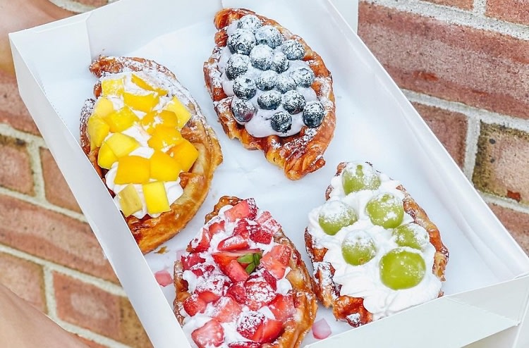 He'd bought croffle's for his baby mama <a href="/SweetCh3rryPi3/">Cherry.</a>