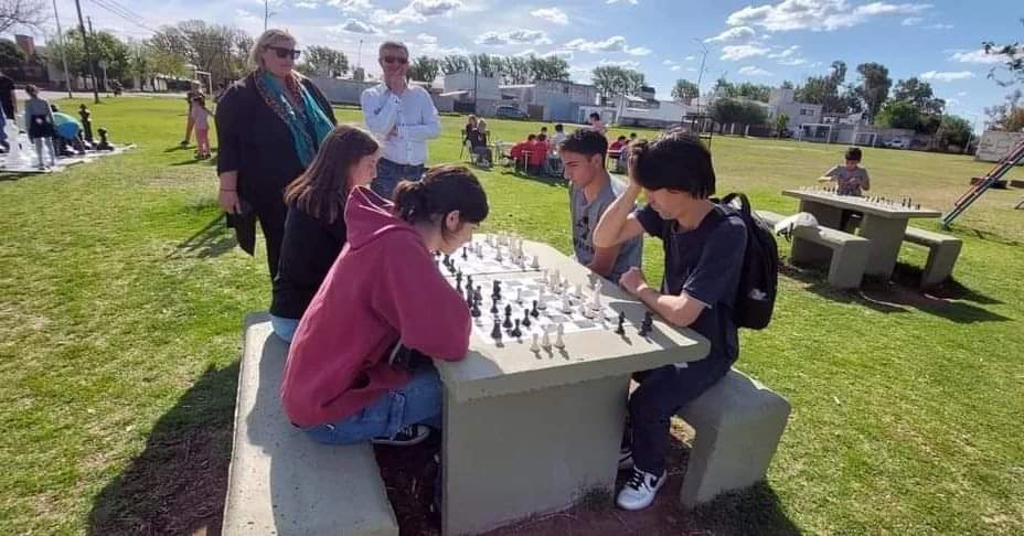 ◾️CLASE ABIERTA DE AJEDREZ ◽️

♟Desde nuestro Programa de Ajedrez de la Subsecretaría de Educación y Culto, se llevó a cabo un encuentro educativo vinculado con la disciplina en la plaza de la vecinal Indio Felipe Rosas.