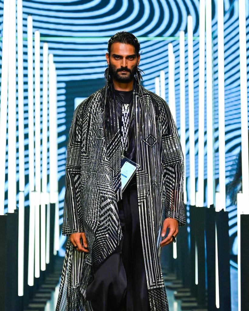 LakmeFashionWk's tweet photo. realme x Amit Agrawal at Lakmé Fashion Week in partnership with FDCI.
@realmeIndia @iamitaggarwal @ILoveLakme @fdciofficial @R1SEWorldwide
#ReadyForACloseUp #RealmeatFDCIxLFW #FDCIxLakméFashionWeek #LakméFashionWeek #FDCIxLFW #5DaysOfFashion #LFW #realme #TheRealAwakening https://t.co/ETtJIKIgOg