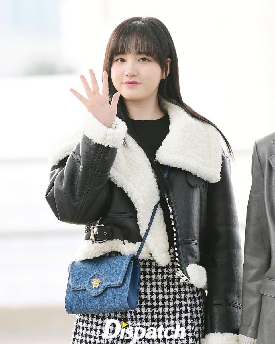 1121FOLDER's tweet photo. her outfit 💘 

#LIZ #리즈 https://t.co/61AZlxvh3p