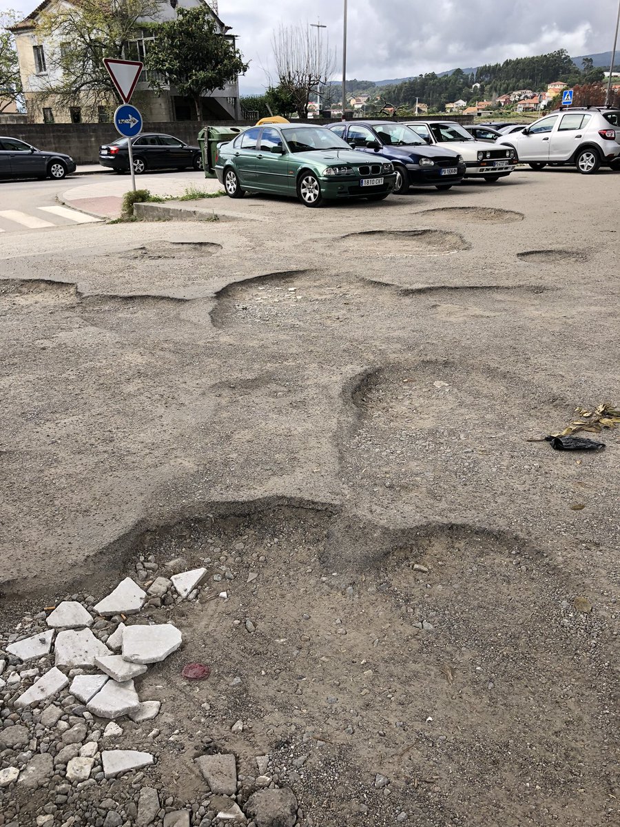 rosacreher's tweet photo. @PontevedraViva Estacionamiento de Mollabao 😒😒😒😒 https://t.co/3VUTzHuh9I
