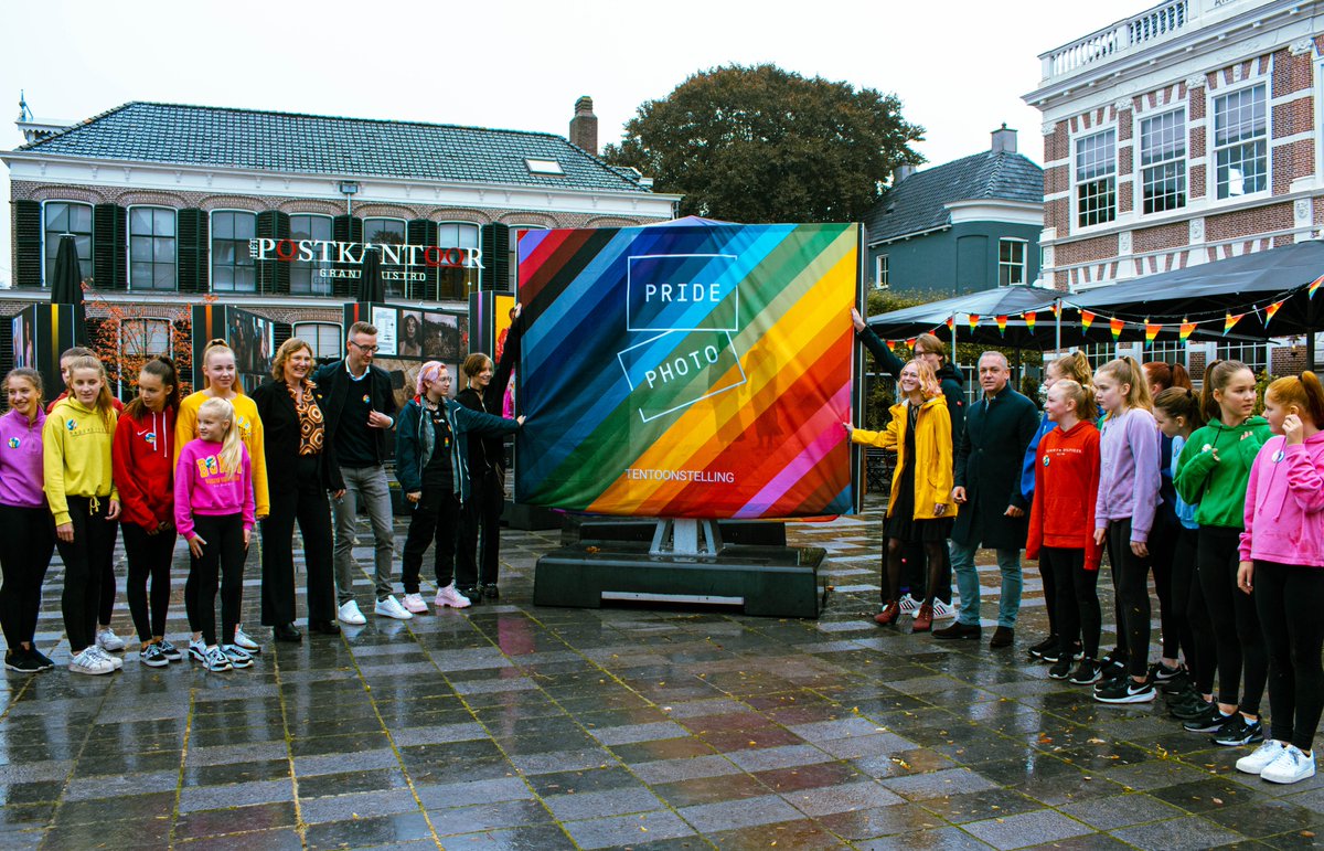 Heerenveen's tweet photo. Van 14 oktober tot 4 november staat de @PridePhotoAward Exhibition 2022 op het Gemeenteplein in #Heerenveen! Wethouder @GerrieRozema opende vanmiddag de openluchttentoonstelling samen met Regenboogbelang Heerenveen. #pridephoto #regenboogweek #regenbooggemeente https://t.co/dDjFml0z7c