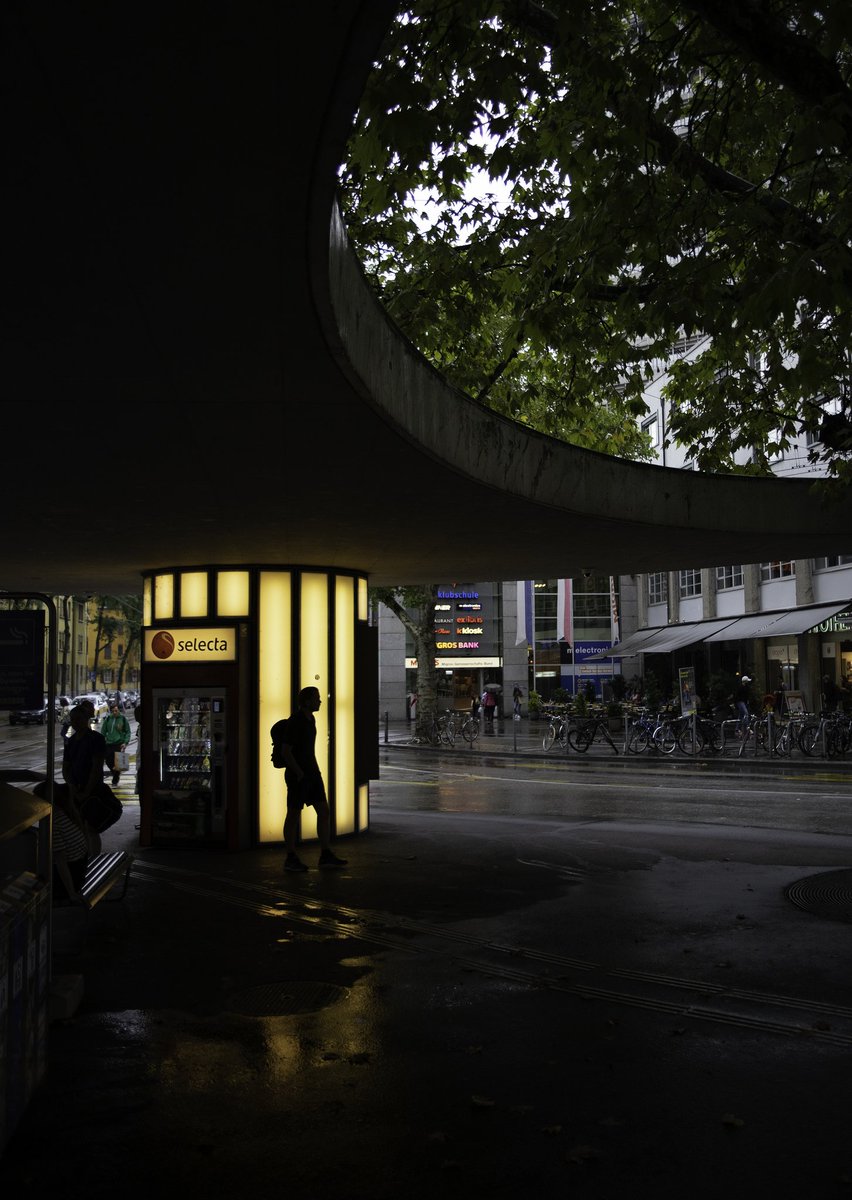 HELDENTHEATER's tweet photo. my favorite street scenes of the year. see more here: https://t.co/8zTpJNBtGA #streetphotography #people #inthestreets https://t.co/hhihVWrG4m