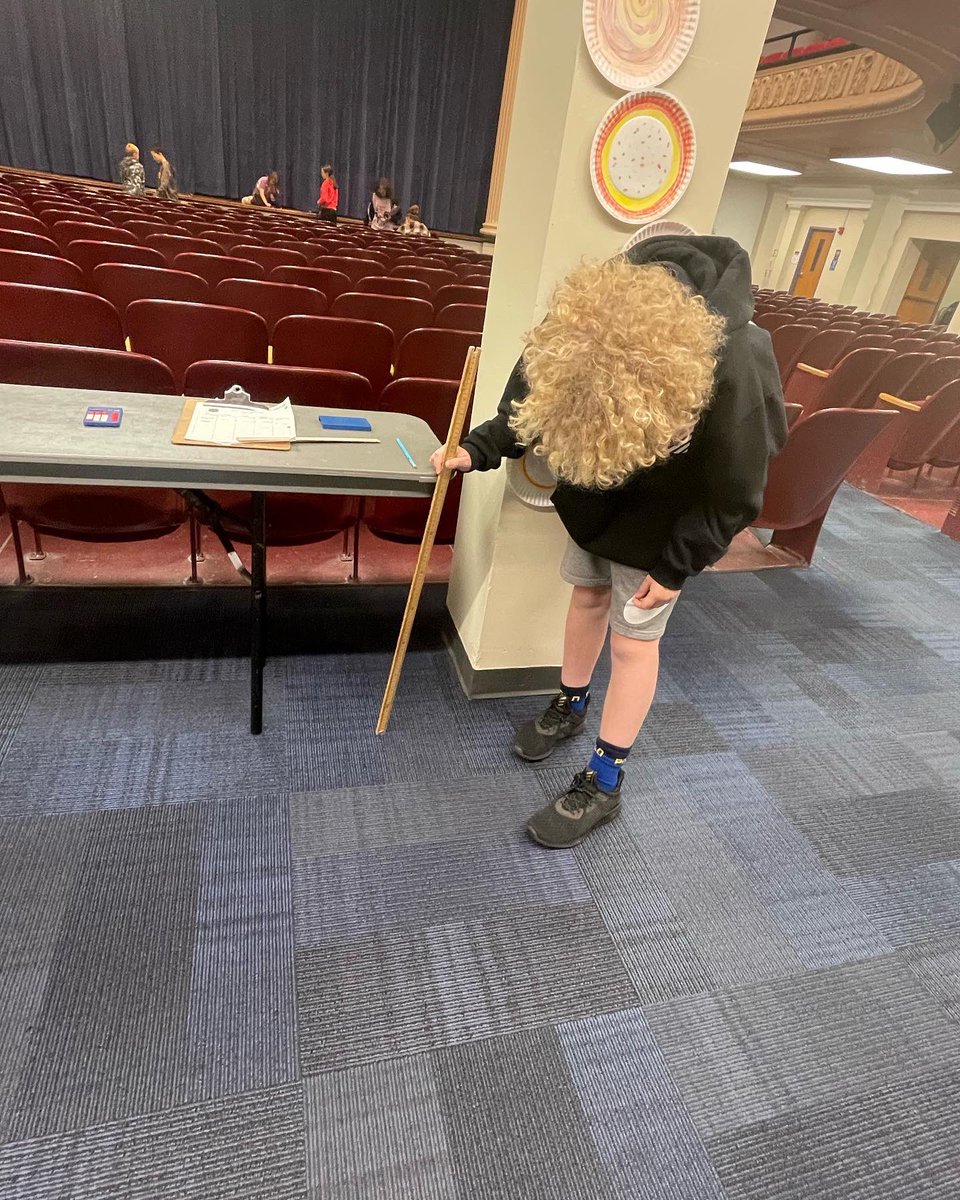lindseyleone5's tweet photo. Mrs Weidrich’s 6th grade science students are learning how to measure volume by measuring various objects around the auditorium! 💙 📏 🖤 #BMSProud #loveforscience #learningbydoing https://t.co/RvdMqmqTdc