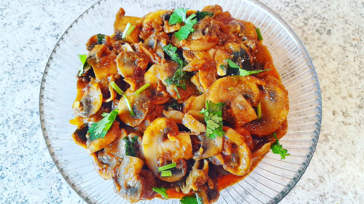 Mushroom masala😋
Recipe:    youtu.be/T968Sva3wQs

#food #mushrooms #RecipeOfTheDay #foodphotography