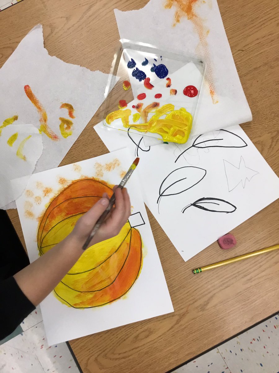 BerthLovesART's tweet photo. #artatkbk artists are learning how to use primary colors to make secondary colors @Blackberry302 https://t.co/NJjd6DXvBe