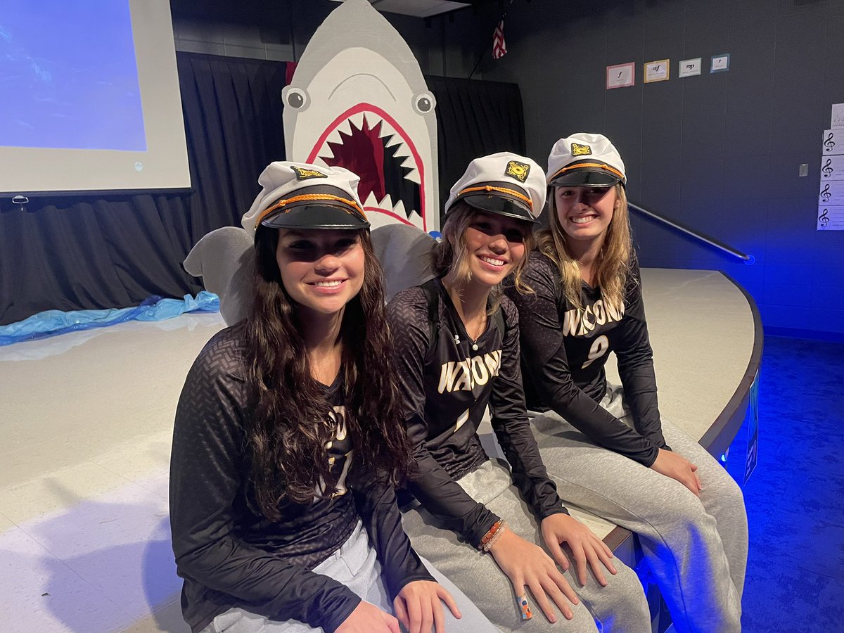 AKSJaeger's tweet photo. Mystery Readers! We love our high school Wildcats! #WEareONE10 https://t.co/FlzNw58p7p