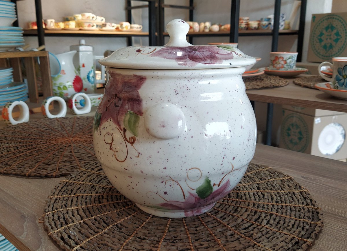 vajillasdcarmen's tweet photo. Sopera Botero, capacidad 5 litros.
Apenas para llevar a la mesa esa deliciosa frijolada, arroz, sopas, cremas... ¿O qué tal una sangría?
#sopera #recipientes #olla #ceramica #artesanal #colombia🇨🇴 #antioquia #medellin #orienteantioqueño #rionegroantioquia #carmendeviboral https://t.co/aObHonCHxo