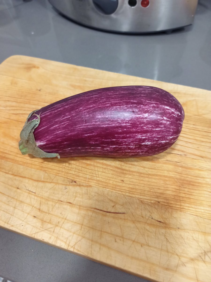 cristinamora66's tweet photo. Ara fa uns dies vaig dir que faria unes aubergínies al forn amb mel i sobrassada aprofitant que m'havien regalat una sobrassada de Menorca. He sigut una mica més creativa i he fet una galette. Cuina del llevant mediterrani... Proveu-ho, fàcil i boníssima! 😋😋 https://t.co/3oFFFg96hV