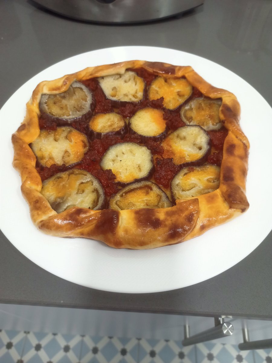 cristinamora66's tweet photo. Ara fa uns dies vaig dir que faria unes aubergínies al forn amb mel i sobrassada aprofitant que m'havien regalat una sobrassada de Menorca. He sigut una mica més creativa i he fet una galette. Cuina del llevant mediterrani... Proveu-ho, fàcil i boníssima! 😋😋 https://t.co/3oFFFg96hV