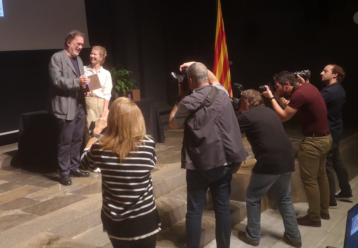 periodistes_cat's tweet photo. En Joan Ventura rep la #MoscaCole de mans d’@elisabetdon, i agraeix el guardó reivindicant els seus origens, "el meu pòsit, el que m'ha fet com soc".
#Mosques2022 #CPCGirona https://t.co/0BJxKcL8ir