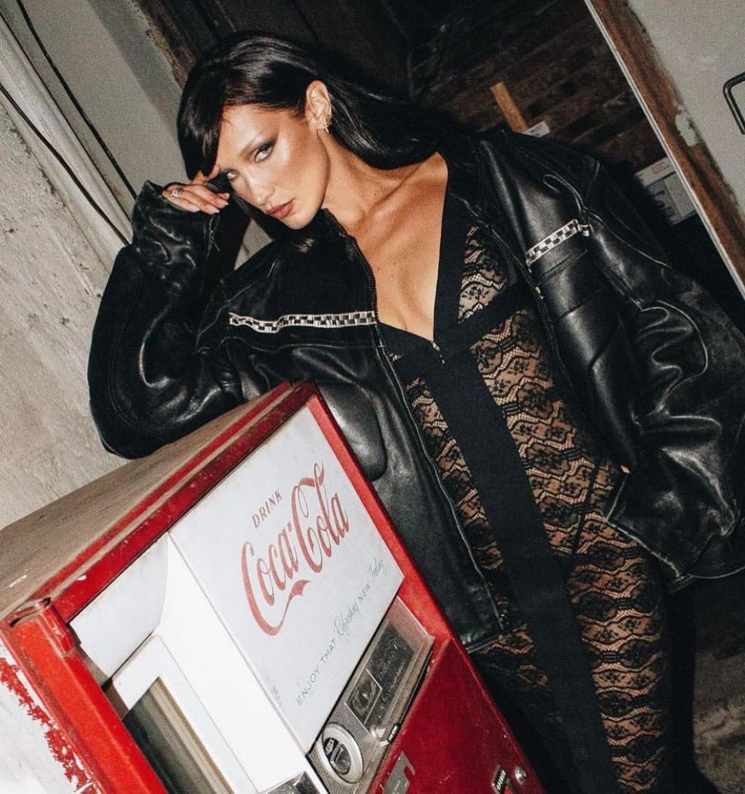 HadidNews's tweet photo. Nadia: “Birthday Glam on my beautiful Birthday Girl! @bellahadid 😍👑❤️‍🔥🥵Love you! Hair by @evaniefrausto ✨  #90sSupermodel #Glam #BellaHadid #CiaoBella” https://t.co/Cws5weGgbv