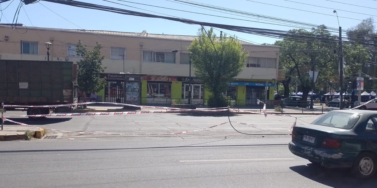 [SERVICIO DE UTILIDAD PÚBLICA] Está mañana 14/10 aparecieron cables de telecomunicaciones sueltos y con riesgo ⚠️ de accidente frente a cuartel <a href="/Bomba_Pr1mera/">Bomba_Pr1mera</a> (Gran Avda. 8694, <a href="/Muni_LaCisterna/">Municipalidad de La Cisterna</a> ). Estos cables tb afectan la normal salida de nuestros carros y atrasa respuesta 🆘🚒