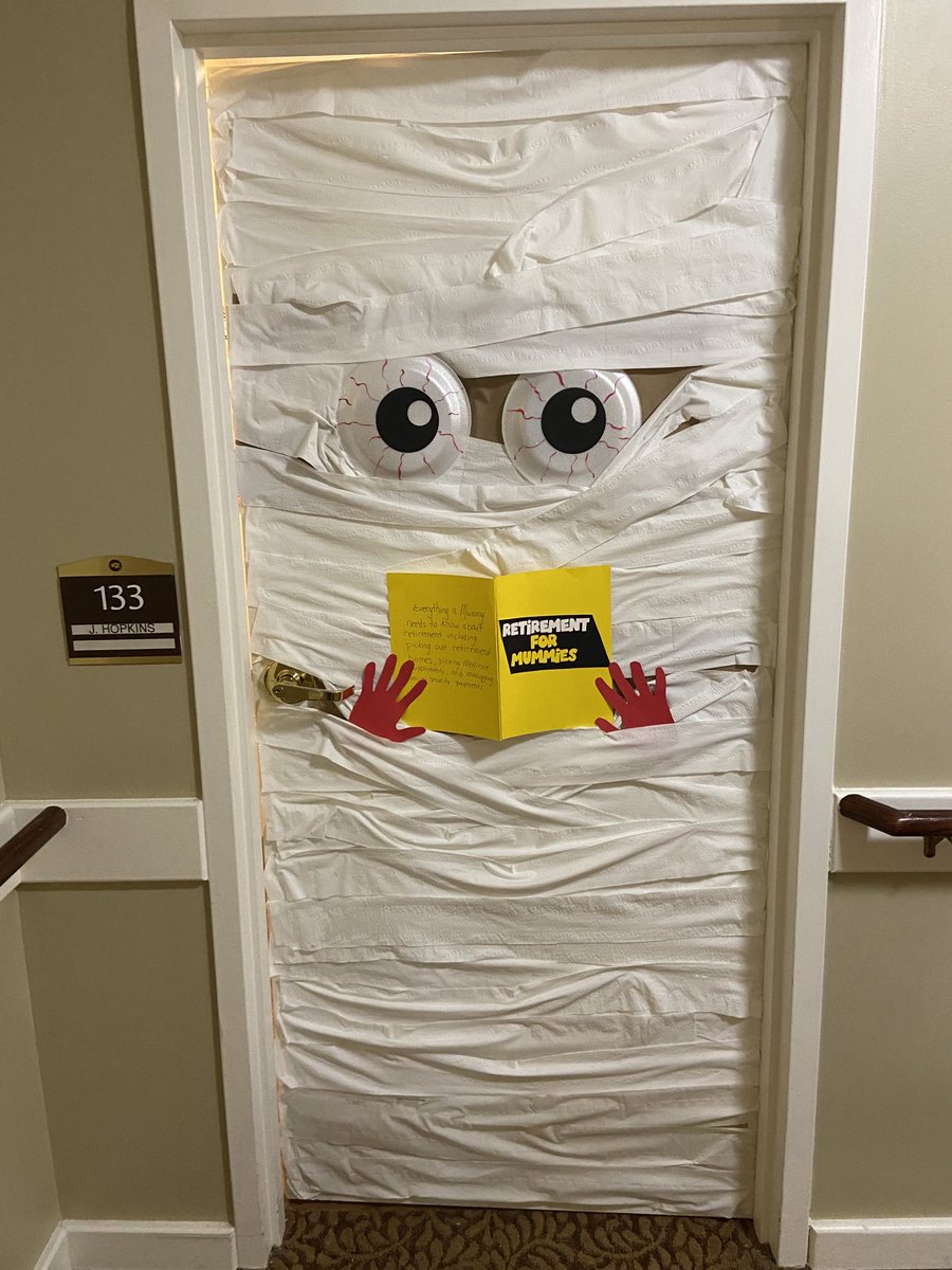 sonya_cam's tweet photo. Mamaw’s door decoration for this year’s Halloween decorating contest. 🙂 It’s simpler than most years but I still had fun doing it https://t.co/qTuGf1l3Ns