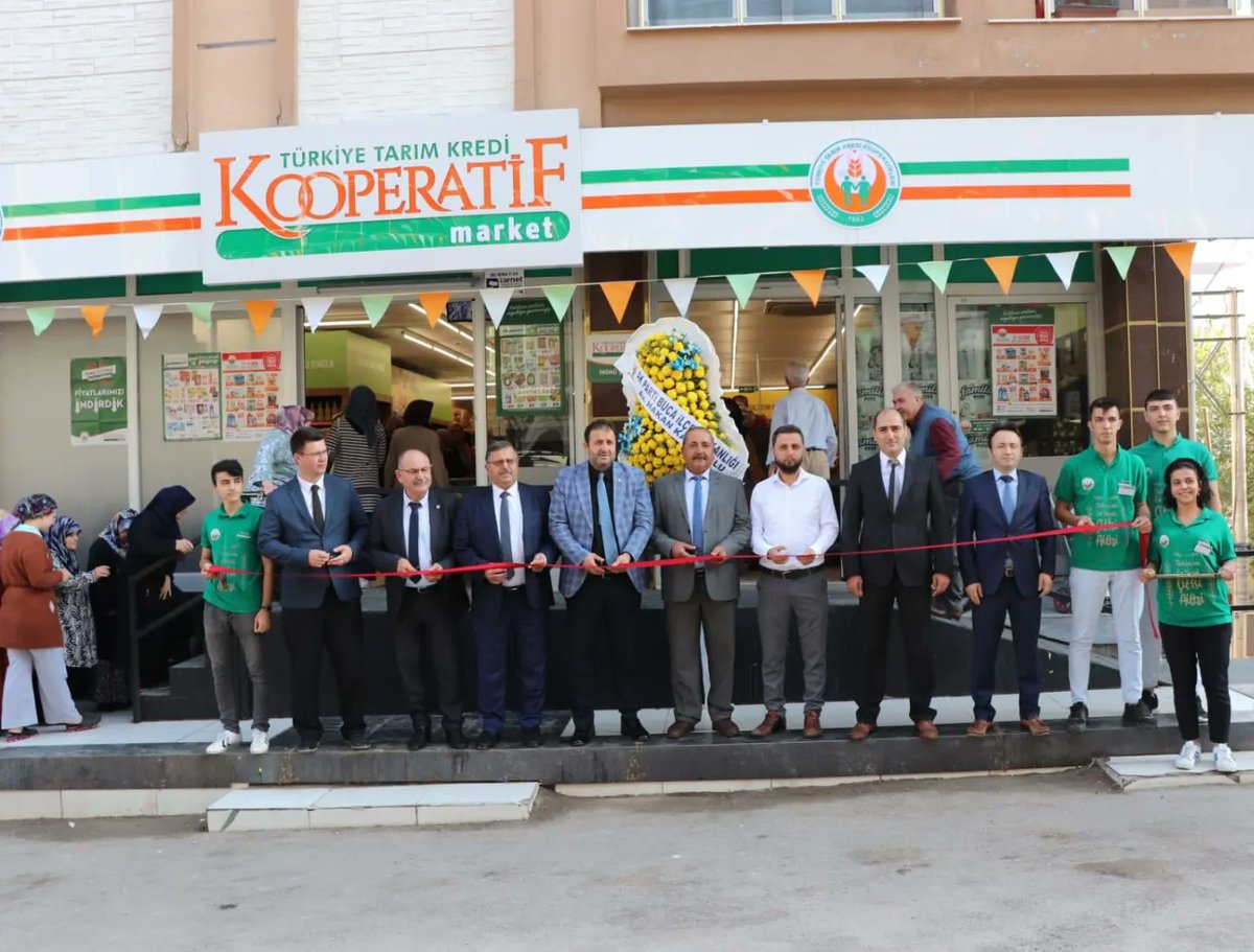 bolge_izmir_tkk's tweet photo. Üreticilerden aldığı güçle büyümeye devam eden Tarım Kredi Kooperatif Market'in İzmir Buca-İnönü Şubesi  Merkez Birliği Yönetim Kurulu  Başkanı Köksal KACIR , Başkan Vekilleri  Yönetim Kurulu Üyemiz  ve Bölge Müdürümüz Serhat ÖZÜBEK'in katılımıyla  açıldı https://t.co/svW86J4Uv0