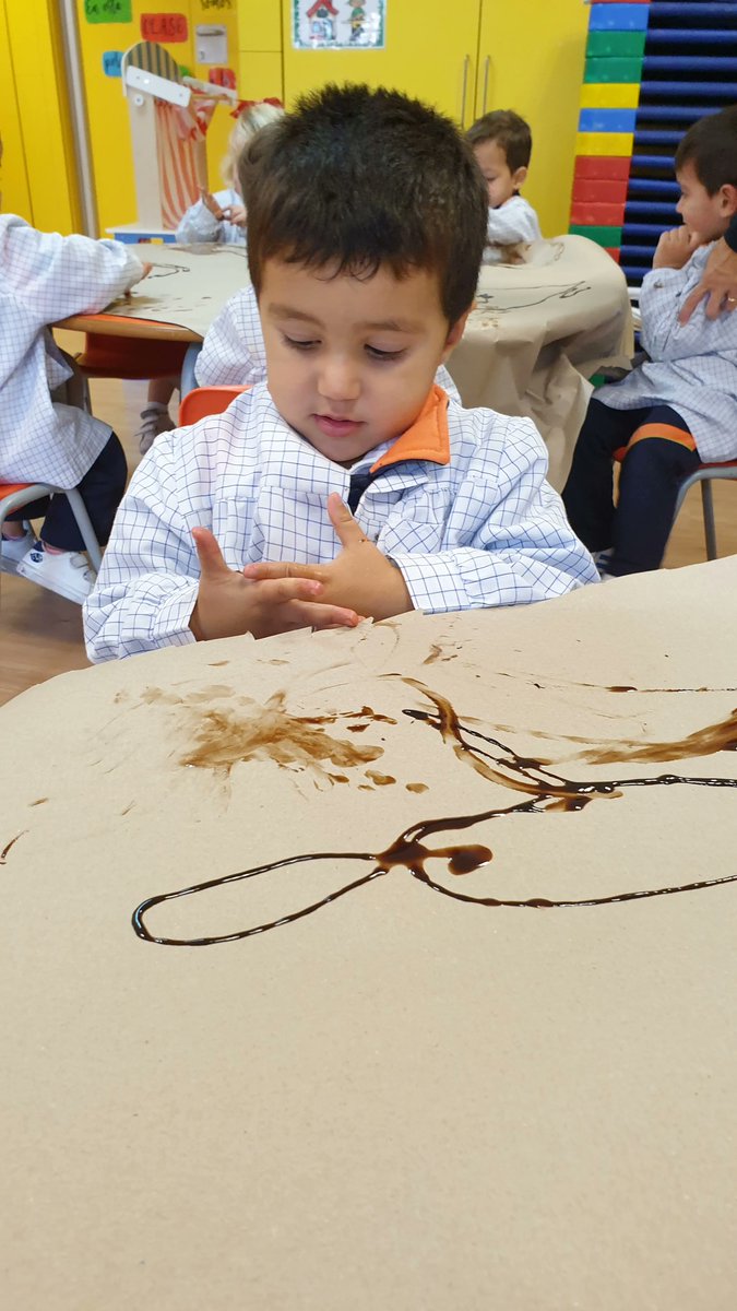 AlboradaColegio's tweet photo. ¡Pinturas rupestres! 🐗🐘
Este trimestre en 2 años nos convertimos en pequeños exploradores.
¿Y que hemos aprendido?
Que hace muchos años, algunos hombres representaban en las rocas algunas escenas de lo que vivían.
#InfantilAlborada #infantil #experimentation #BrightKids https://t.co/VMYHZJ7ASQ