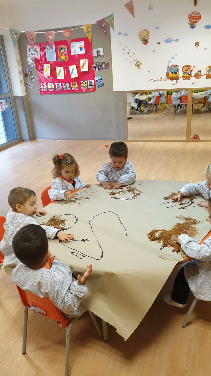 AlboradaColegio's tweet photo. ¡Pinturas rupestres! 🐗🐘
Este trimestre en 2 años nos convertimos en pequeños exploradores.
¿Y que hemos aprendido?
Que hace muchos años, algunos hombres representaban en las rocas algunas escenas de lo que vivían.
#InfantilAlborada #infantil #experimentation #BrightKids https://t.co/VMYHZJ7ASQ