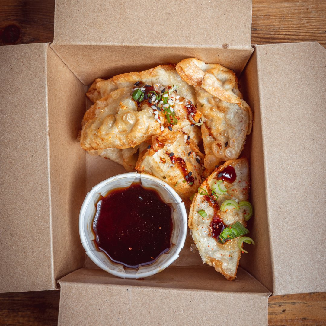 Crispy gyoza goodness 🥟 Enjoy Bao Down's moreish fried dumplings, filled with your choice of meat or veggie option, and served with dipping sauce!